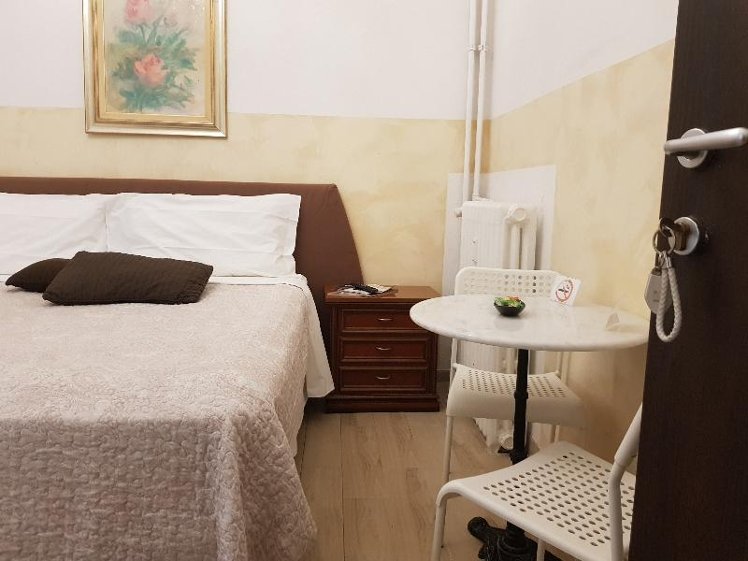 SINGLE WITH SHARED BATHROOM Room