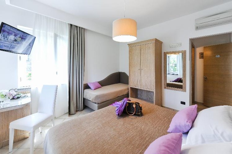 TRIPLE GARDEN VIEW Room