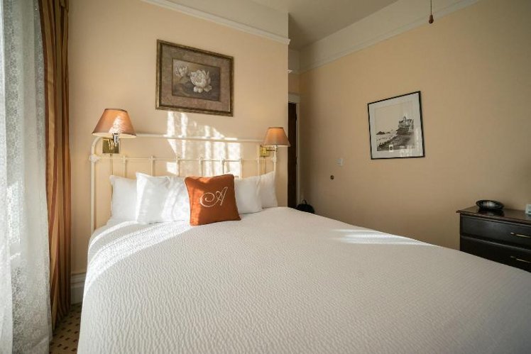 DOUBLE KING SIZE BED Room