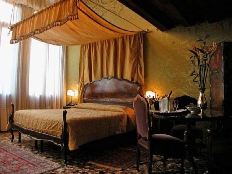 SUITE QUEEN SIZE BED Room