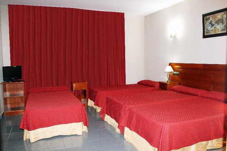 FAMILY ROOM CAPACITY 7 TWO BEDROOMS Room