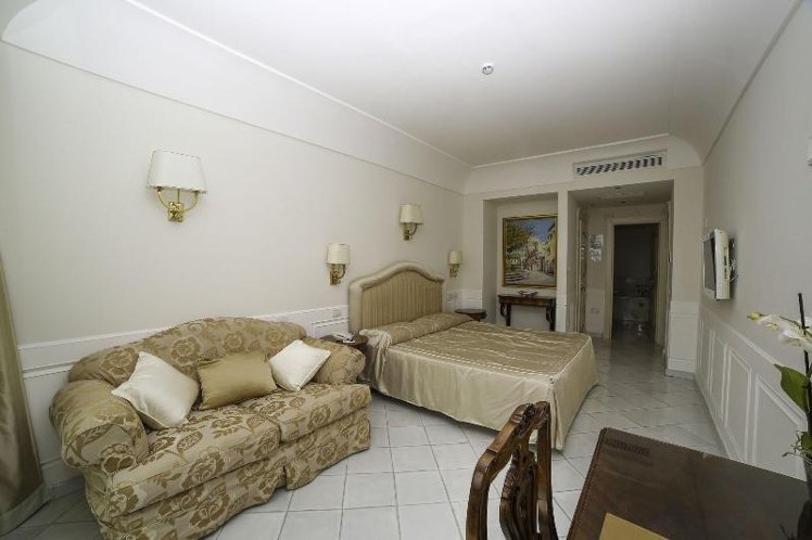 DOUBLE DELUXE QUEEN BED Room