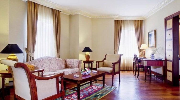 FAMILY ROOM CAPACITY 4 Room