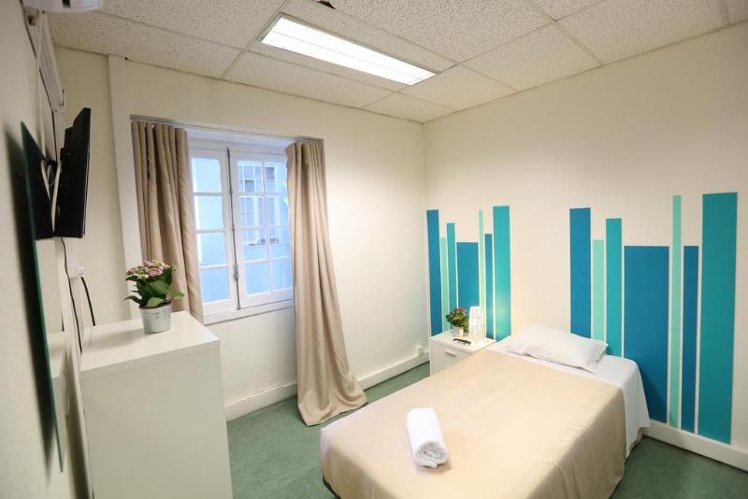 SINGLE WITH SHARED BATHROOM Room