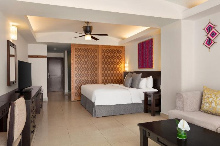 JUNIOR SUITE PARTIAL OCEAN VIEW KING BED Room