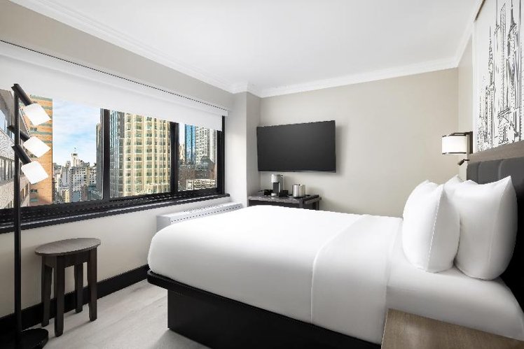 DOUBLE PREMIUM QUEEN BED Room