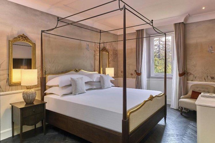 SUITE GARDEN VIEW KING BED Room