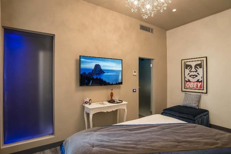 DOUBLE SUPERIOR QUEEN BED Room