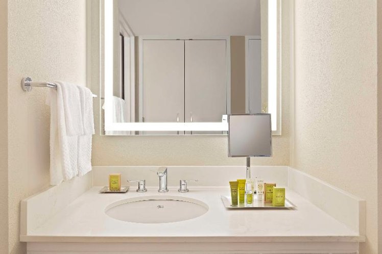 TWIN DELUXE TWO QUEEN BEDS Room