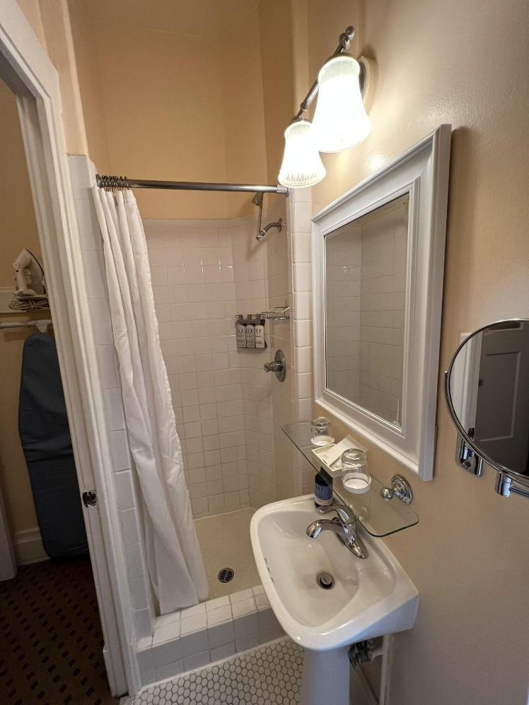 DOUBLE KING SIZE BED Room