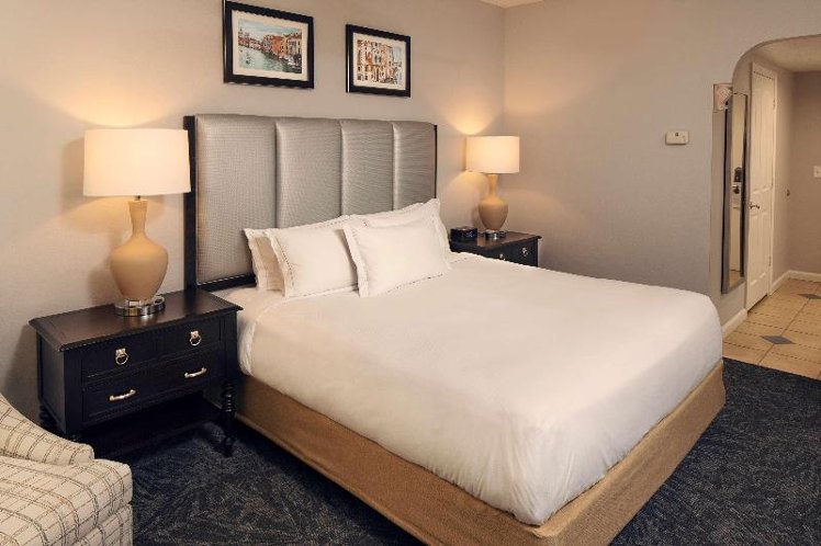STUDIO KING SIZE BED Room