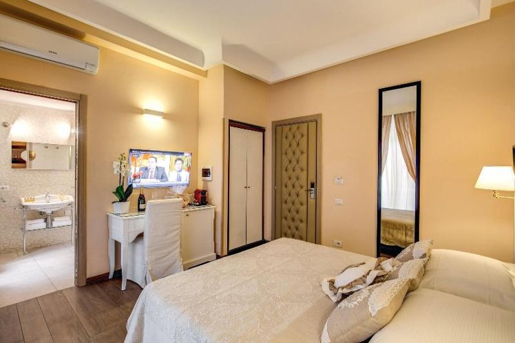 DOUBLE SUPERIOR QUEEN BED Room