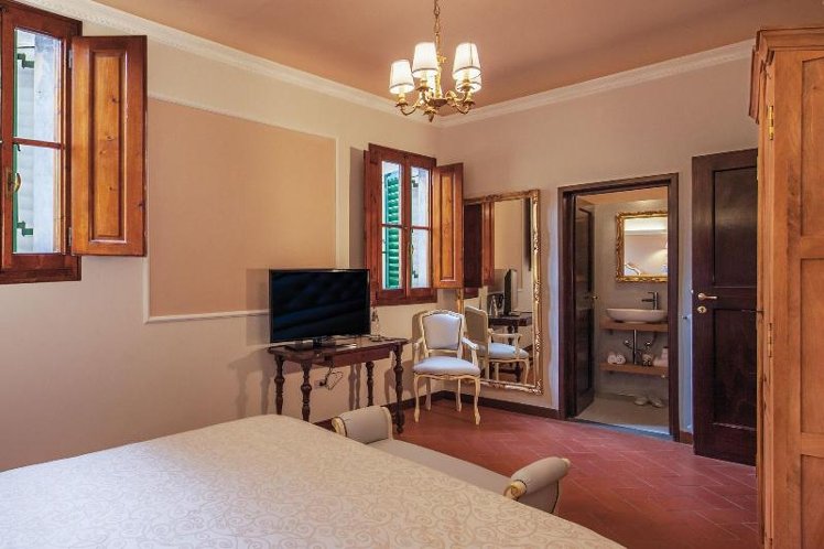 DOUBLE QUEEN SIZE BED Room