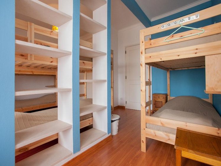 Bed in dormitory CAPACITY 6 Room