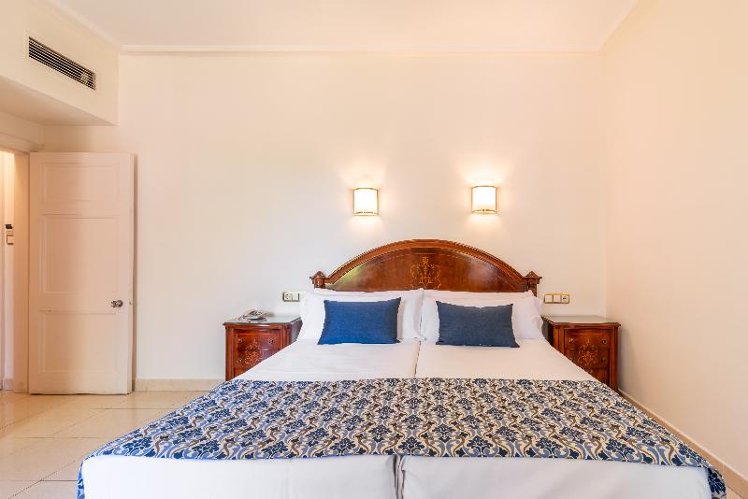 DOUBLE SINGLE USE STANDARD Room