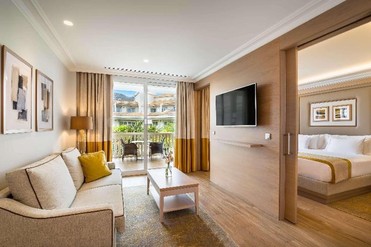 JUNIOR SUITE STANDARD Room