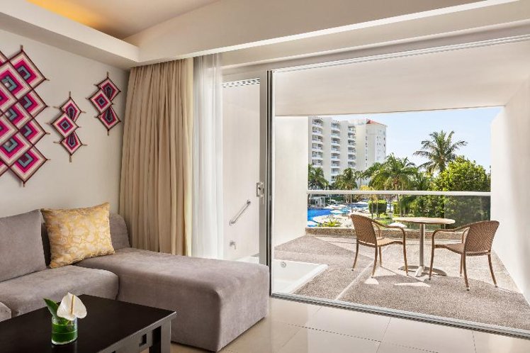 JUNIOR SUITE PARTIAL OCEAN VIEW KING BED Room