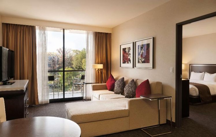 SUITE GARDEN VIEW KING BED Room