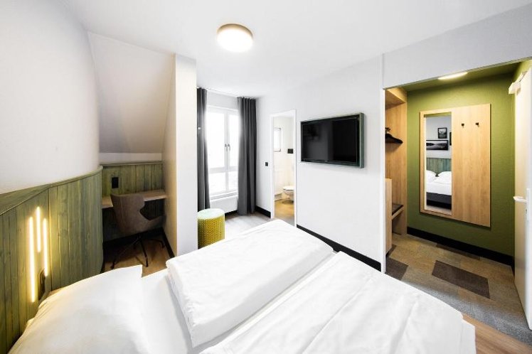 DOUBLE QUEEN SIZE BED Room