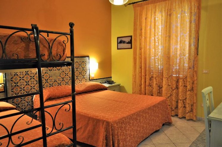 QUADRUPLE STANDARD Room