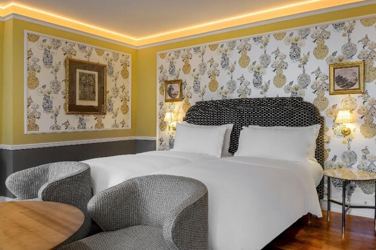 DOUBLE DELUXE KING BED Room