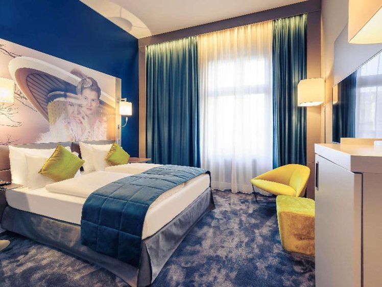 DOUBLE QUEEN SIZE BED Room
