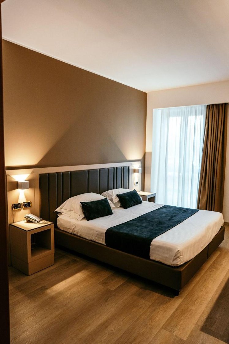 DOUBLE SINGLE USE WITH DOUBLE BED Room