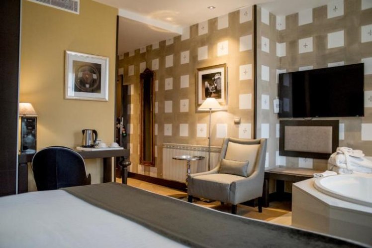 DOUBLE WITH JACUZZI Room