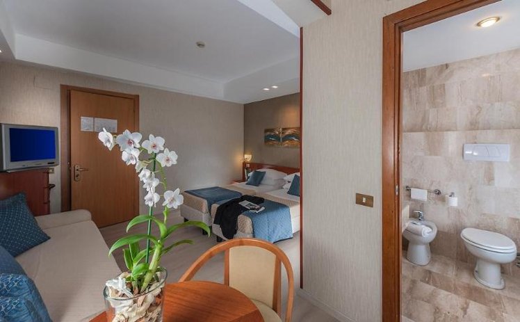 DOUBLE THREE BEDS Room