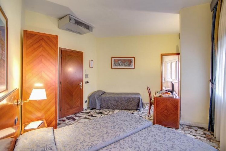 TRIPLE STANDARD Room