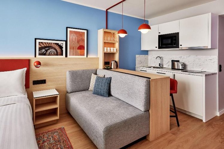 STUDIO QUEEN SIZE BED Room