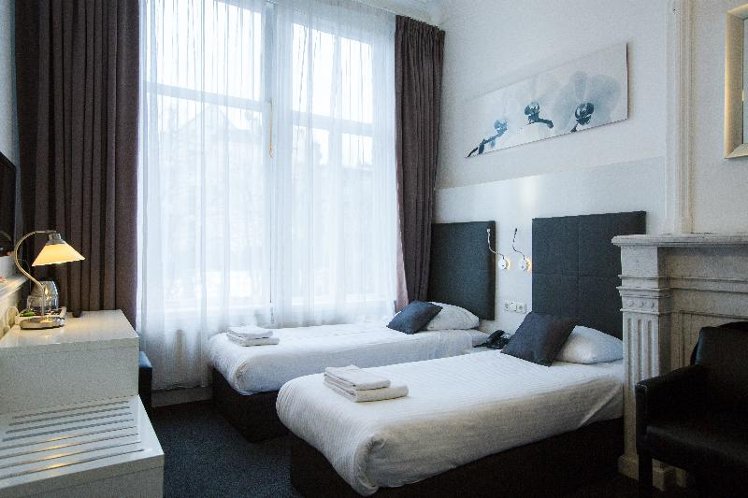 TWIN TWO BEDS Room