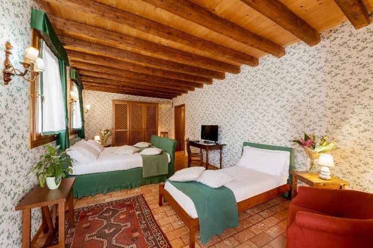 QUADRUPLE SUPERIOR Room