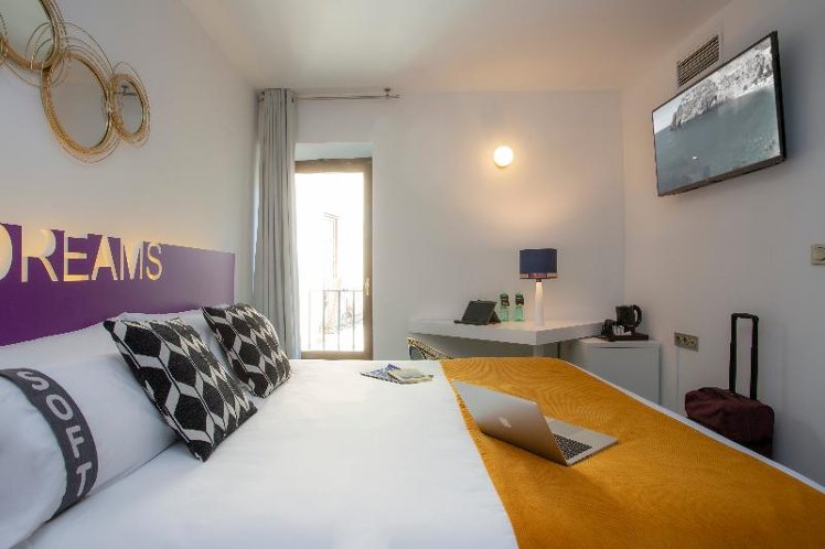 TRIPLE WITH BALCONY Room