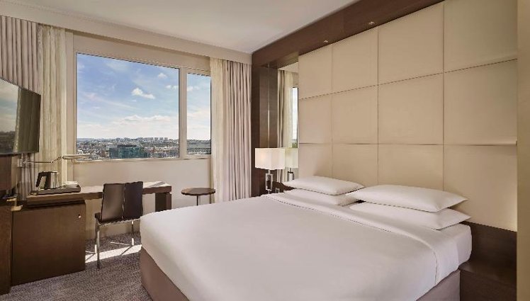 DOUBLE KING SIZE BED Room