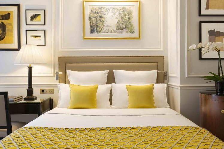 DOUBLE QUEEN SIZE BED Room