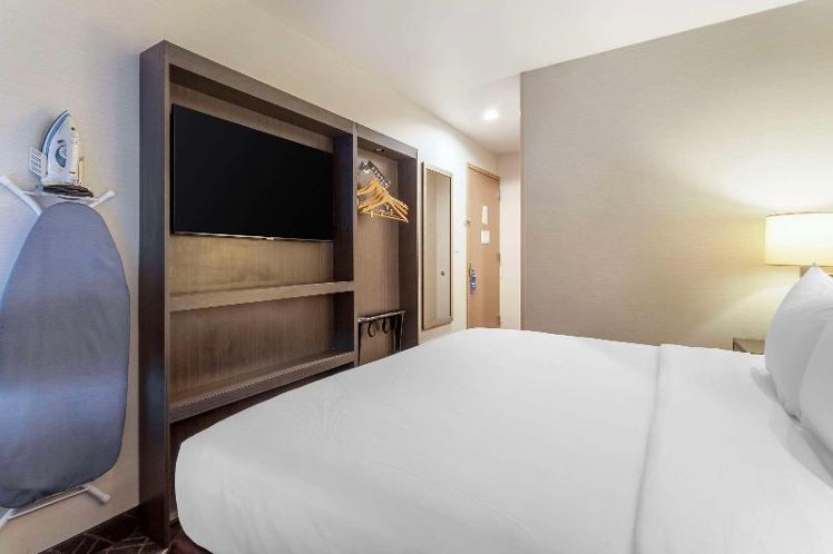 DOUBLE KING SIZE BED Room