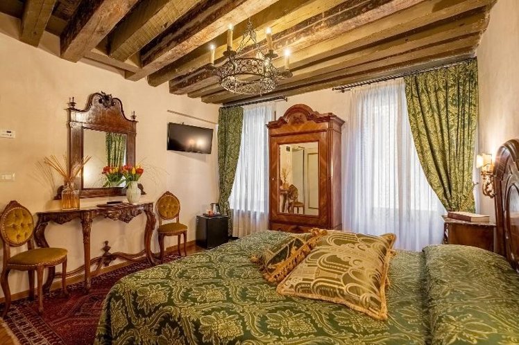 DOUBLE SUPERIOR QUEEN BED Room