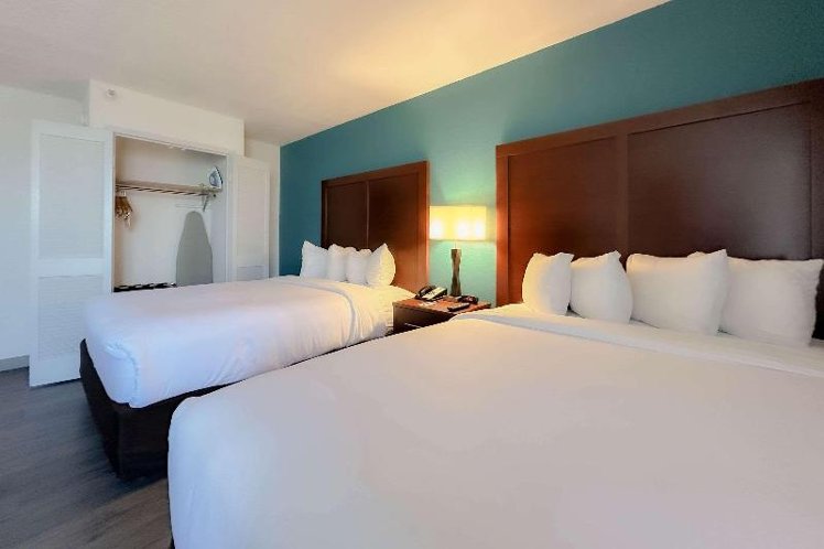 SUITE TWO QUEEN BEDS NON SMOKING Room