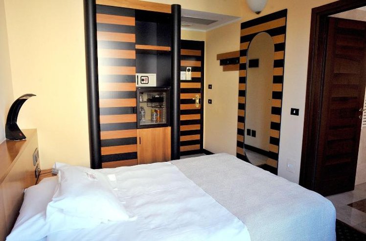 SINGLE ONE BED Room