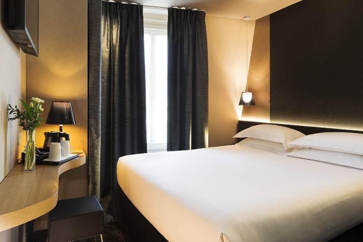 DOUBLE QUEEN SIZE BED Room