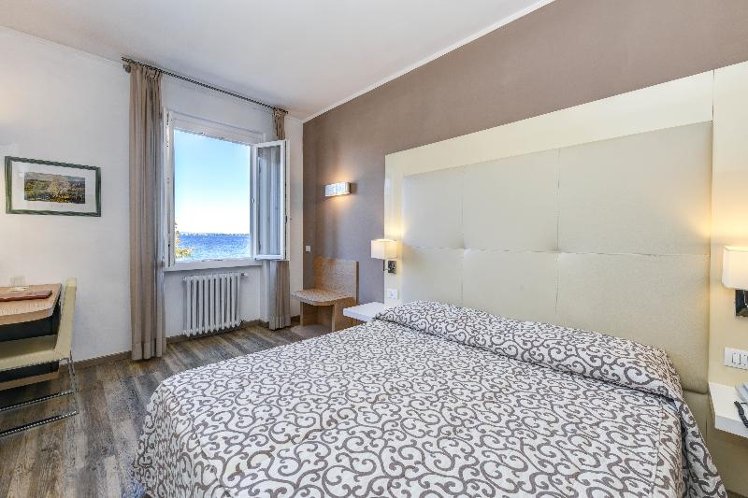 DOUBLE LAKE VIEW Room