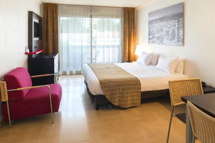 STUDIO CITY VIEW Room