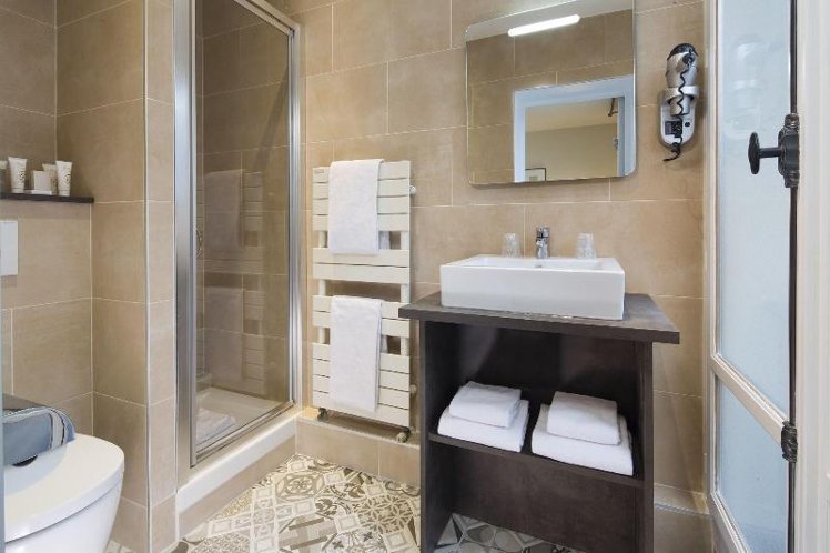TRIPLE TWO BEDS Room
