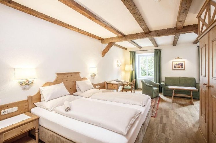 DOUBLE DELUXE QUEEN BED Room