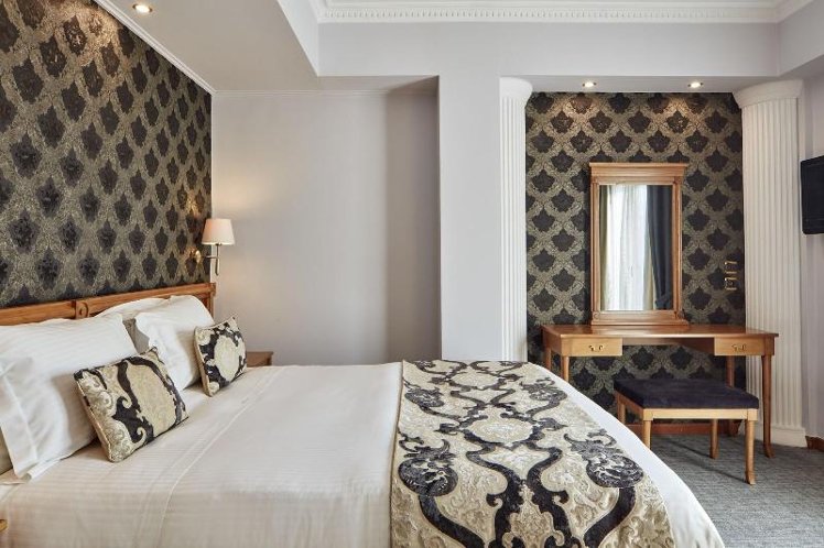 Ava Hotel & Suites
