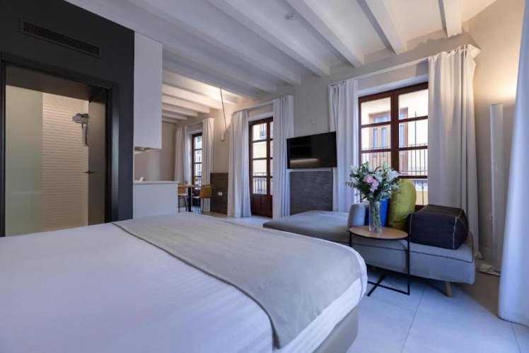 SUITE DELUXE ONE BED Room