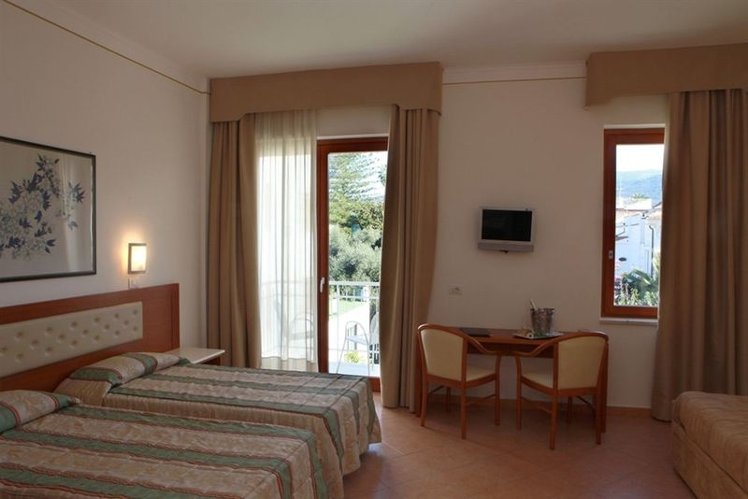 TRIPLE STANDARD Room