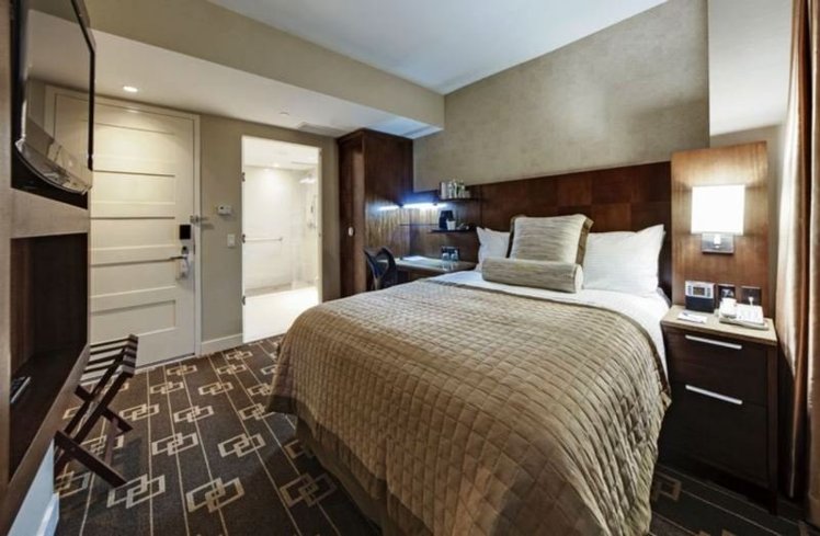 DOUBLE QUEEN SIZE BED Room
