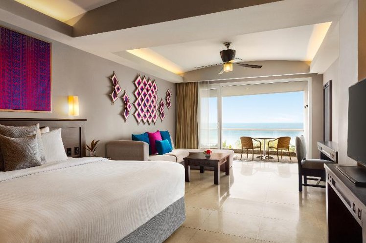 JUNIOR SUITE CLUB KING BED Room